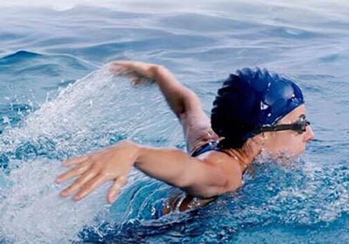 游泳有助于长高吗（青春期男孩游泳有助于长高吗）