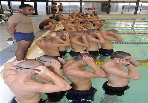 自由泳长距离划水技巧（自由泳划水步骤）-九图集