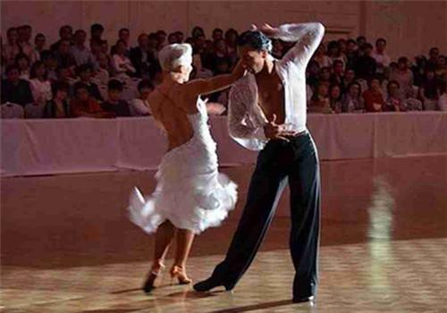 跳拉丁舞的好处和坏处(学拉丁舞有什么好处吗)