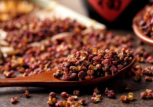 花椒水泡脚有什么好处（姜和花椒水泡脚有什么好处）-九图集