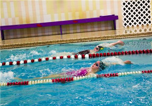 游泳姿势各有什么优势(游泳姿势各有什么优势和特点)-九图集
