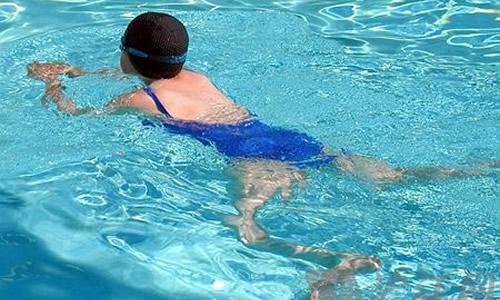 蛙泳翻脚的动作要领 蛙泳怎样翻脚掌-九图集