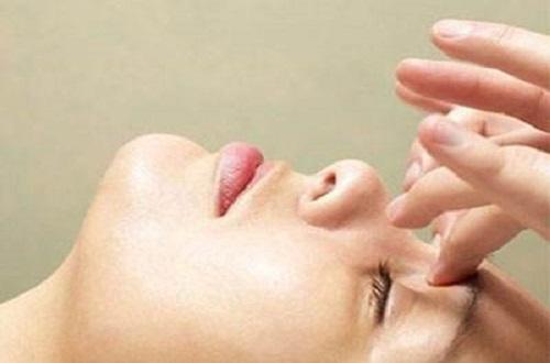 按摩对鼻炎有帮助吗 鼻炎通过按摩真的能改善吗-九图集