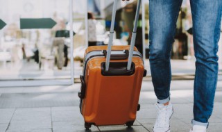 行李箱上的膜要撕掉吗（新行李箱外面的膜要撕吗）