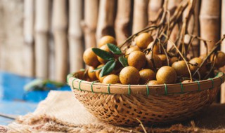 龙眼上有白色的能吃吗（龙眼上面有白色的还能吃吗）