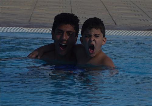 水母漂和踩水那个省力 踩水为什么浮不起来-九图集