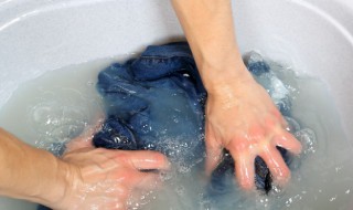 衣服沾到鸡油该怎样清洗（衣服上沾了机油怎么清洗）