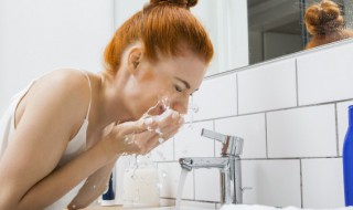 洗面奶打成泡沫效果好还是直接洗效果好-九图集