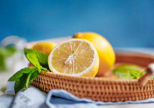 柠檬精油可以泡脚吗 柠檬精油可以泡澡吗