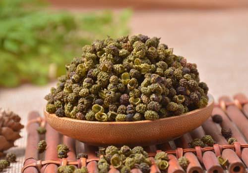 花椒泡脚有什么好处(花椒泡脚有什么好处和坏处)