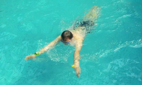 蛙泳先划手还是先蹬腿(蛙泳先伸手还是先蹬腿)-九图集