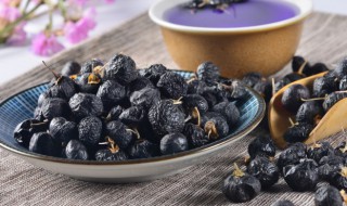 黑枸杞泡水什么颜色才是正宗的（黑枸杞泡水是什么颜色的好?）