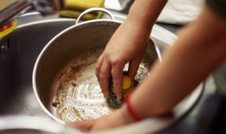 做过可乐鸡翅的锅怎样清洗 可乐鸡翅糊了,铁锅怎么洗