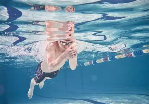 蛙泳蹬腿往后还是往下(蛙泳蹬腿是向后还是向下)
