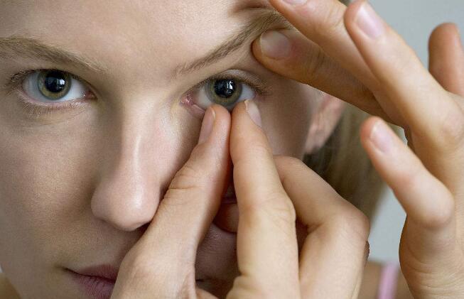 戴隐形眼镜禁忌（戴隐形眼镜禁忌症）-九图集