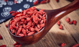 黑枸杞可以和红枸杞一起泡水喝吗 黑枸杞和红枸杞能不能在一起泡水喝