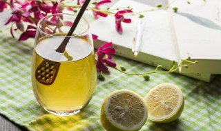 玫瑰花柠檬泡水喝的功效与作用（玫瑰花泡水的功效与作用）
