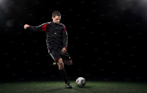 踢足球的好处和坏处(男孩子踢足球的好处和坏处)