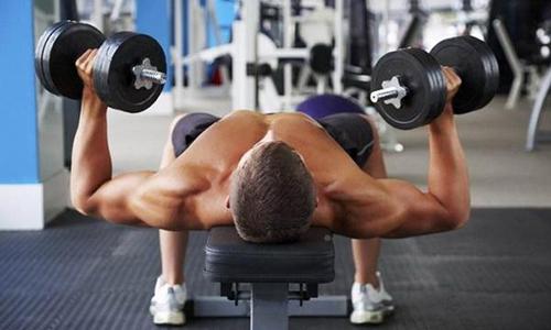 哑铃卧推手臂酸怎么回事 哑铃卧推感觉肩头酸-九图集