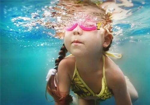 游泳前要做哪些准备活动 游泳前要做哪些准备活动图片