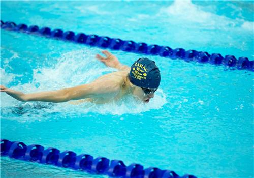 游泳时的正确吐气方法 游泳水中吐气技巧-九图集