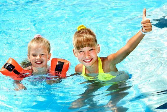 孩子怕水怎么学游泳 小孩怕水怎么学游泳