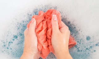 衣服上蘸上石灰怎么清洗（衣服沾上石灰）