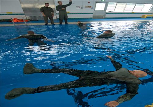 自由泳翻身技巧(自由泳翻身技巧教学视频)-九图集