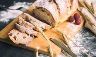 面包放冰箱里过了保质期还能吃吗 面包放冰箱过期多久不能吃