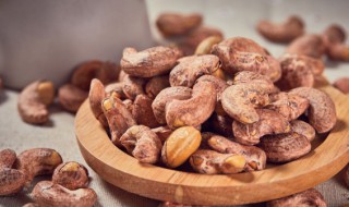 腰果放久了有哈喇味能吃吗(腰果放久了哈喇味还能吃吗)