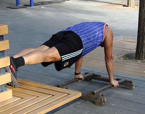 俯卧撑什么时候做（俯卧撑什么时候做最好增肌）-九图集
