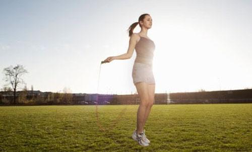 跳绳有哪些好处（女人每天坚持跳绳有哪些好处）-九图集