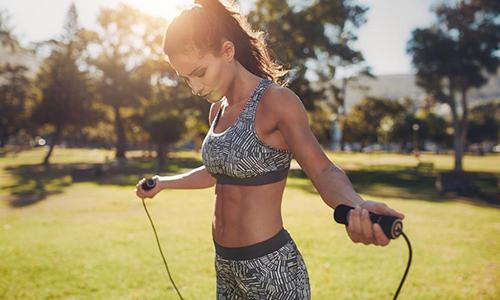 跳绳时绳子总拧的原因 为什么跳绳跳着绳子会扭-九图集