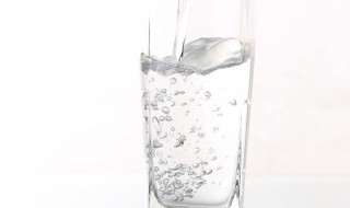 怎样清洗漱口杯中的污垢(洗漱杯底部脏了怎么清理)