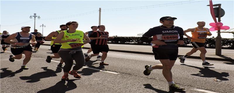 长距离跑时用什么呼吸(长跑怎么呼吸?)