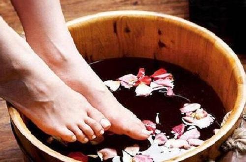 泡脚对高血压有好处吗 热水泡脚对高血压有好处吗-九图集