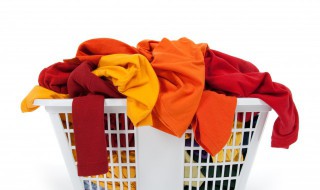 黏黏胶沾到了衣服上怎么清洗 衣服上粘上胶如何清洗-九图集