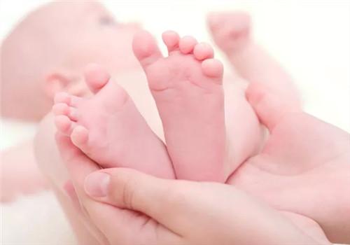 给孩子洗脚要注意什么 给孩子洗脚要注意什么呢-九图集