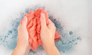 衣服上弄上中性笔油怎样能快速去掉 衣服上弄到了中性笔油怎么祛掉-九图集