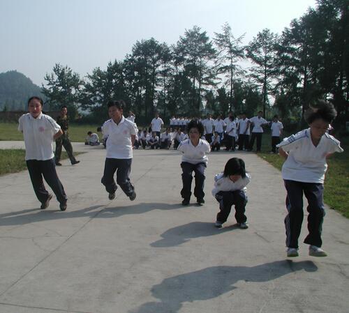 蛙跳后第二天腿酸痛怎么快速缓解（蛙跳完腿痛怎么办）-九图集