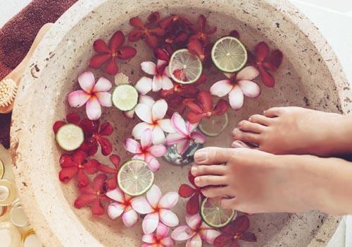 夏天生姜泡脚有什么好处(夏天生姜泡脚有什么好处和坏处)