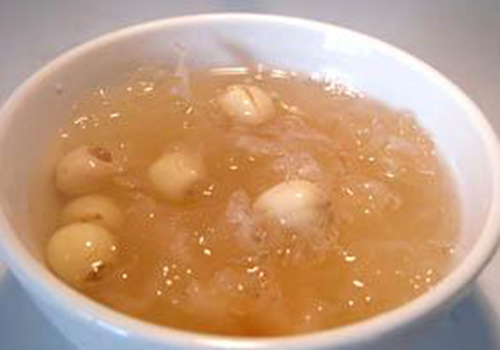 嘴唇干裂吃什么好（嘴唇干裂吃什么好?）