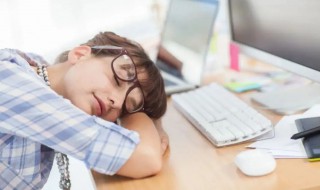 午睡是趴在桌子上还是躺着睡好（午睡趴在桌子上睡会影响什么）