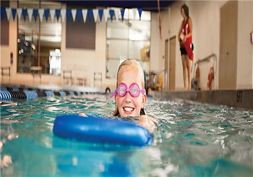 游泳可以戴隐形眼镜加泳镜吗 戴游泳镜可以戴隐形眼镜吗-九图集