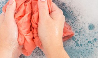 衣服上沾了碘酒怎么清洗(衣服上弄到了碘酒怎么清洗)