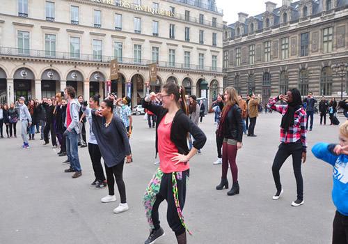 跳广场舞的好处和坏处(老年人跳广场舞的好处和坏处)