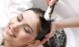 风油精洗头发有什么好处（风油精洗头的好处）