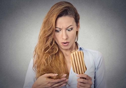 女人经常掉头发是什么原因（女人经常掉头发是什么原因引起）-九图集