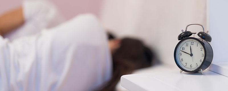 晚上深度睡眠多久比较好(晚上深度睡眠多久比较好恢复)