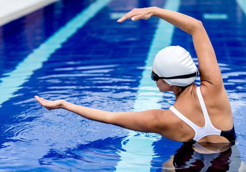 游泳前可以吃东西吗(游泳前可以吃东西吗吗)